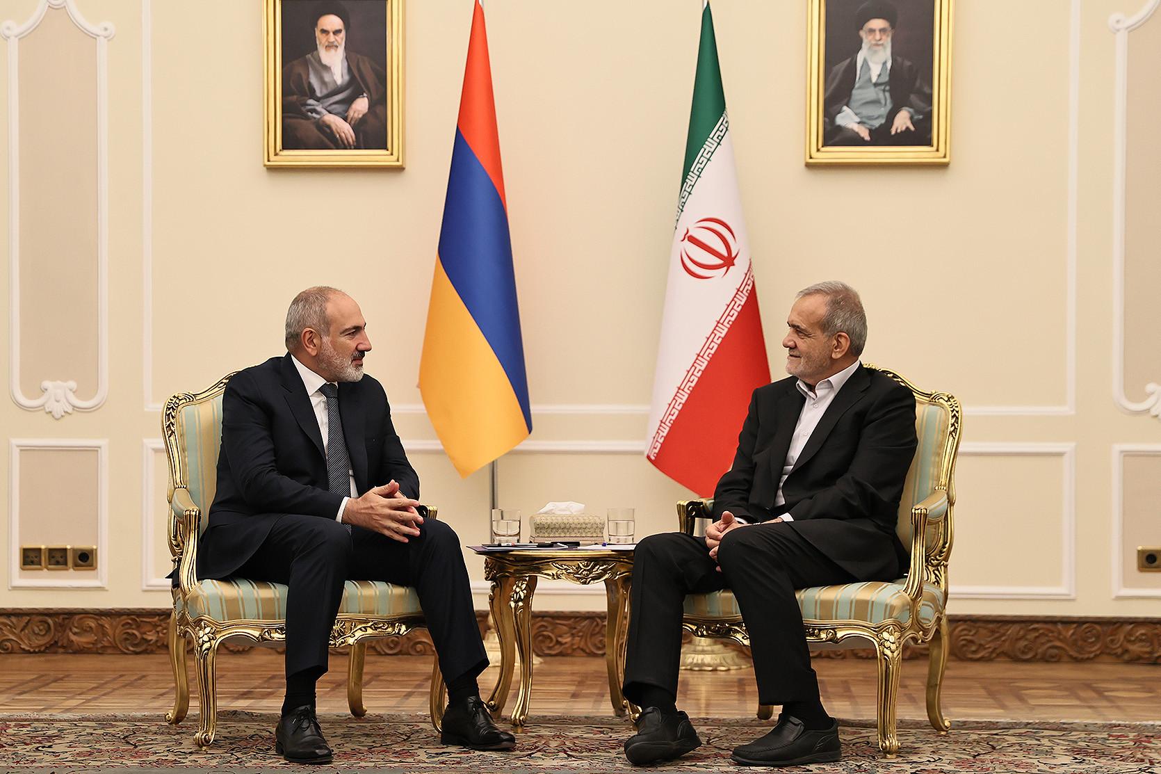 Pashinyan, Iranian President Discuss Regional Security